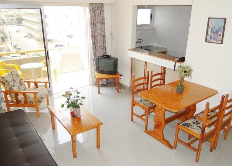 Sunflower Hotel Apartments ลาร์นาคา ภายนอก รูปภาพ